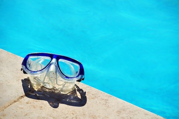 Dykkerbriller ved pool